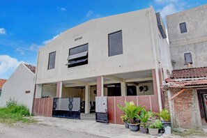 Front of property - OYO 94919 Nay Guesthouse Dan Kost (Surakarta)