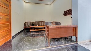 Reception - OYO 94919 Nay Guesthouse Dan Kost (Surakarta)