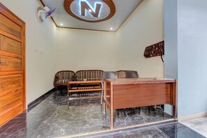 Reception - OYO 94919 Nay Guesthouse Dan Kost (Surakarta)