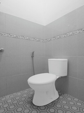 Chambre Double Standard | Salle de bain | Douche, serviettes fournies, savon, shampoing