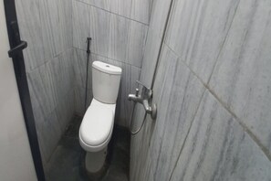 Standard Double Room | Bathroom | Shower, towels, soap, shampoo