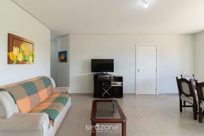 Basic Apartment | Living area