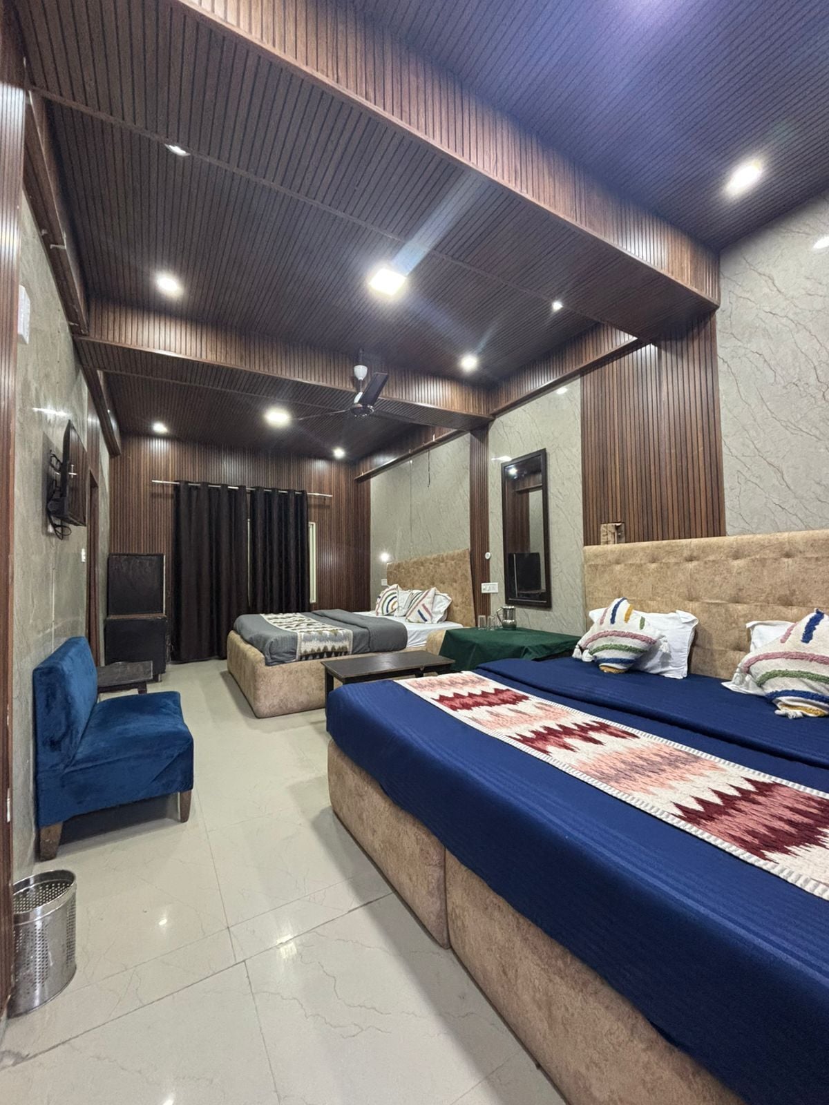 Family Room | Desk, laptop workspace, free WiFi