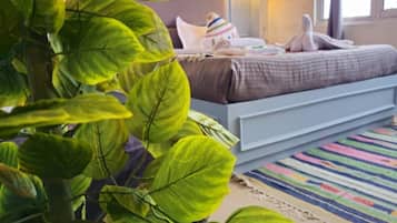 Desk, laptop workspace, free WiFi