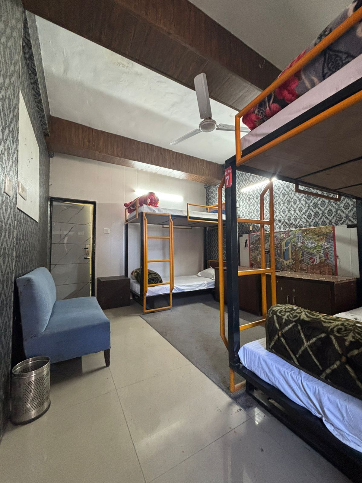 Sovsal | Skrivbord, arbetsyta för laptop och gratis wi-fi