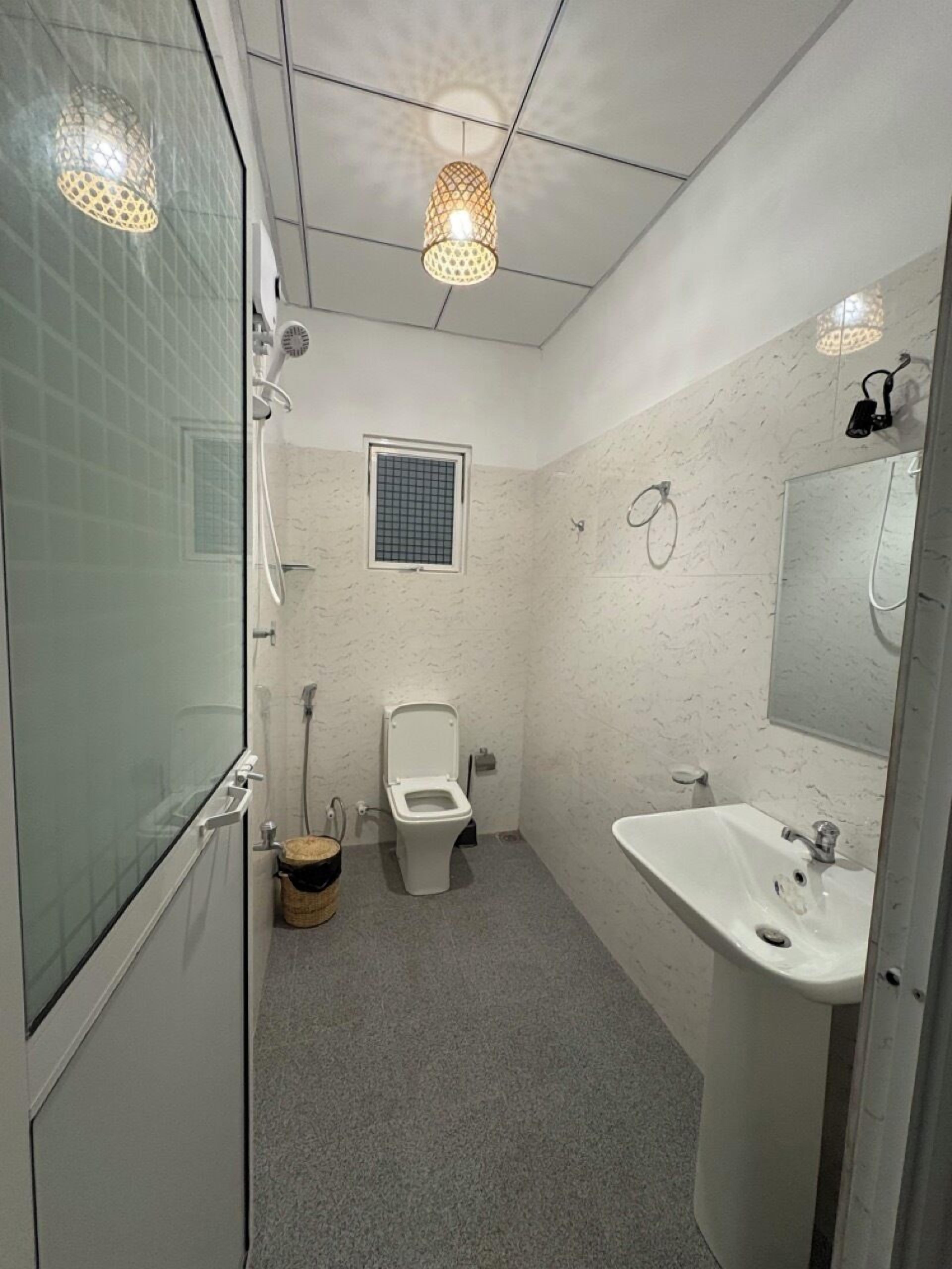 Deluxe Double Room, Garden View | Bathroom | Shower, towels, toilet paper