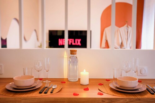 Romantic Suite with Spa & Private Parking