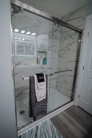 Shower, hair dryer, towels, shampoo - Prairie Retreat-Zona Rosa, Air Port, by Highway (Kansas City)