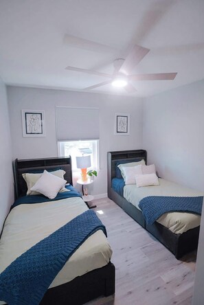 Lit parapluie, Wi-Fi, draps fournis