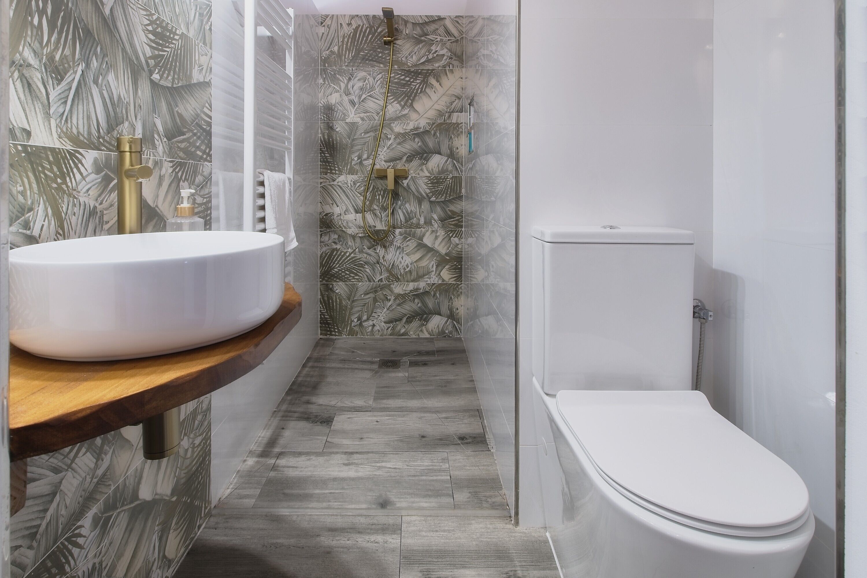 Ein Badezimmer mit Waschbecken, Toilette und Dusche.