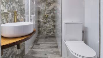 Ein Badezimmer mit Waschbecken, Toilette und Dusche.