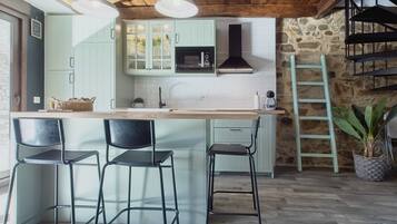 Een koelkast, een microgolfoven, een oven, een kookplaat