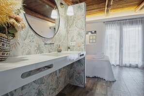 4 habitaciones, tabla de planchar con plancha, wifi y ropa de cama 