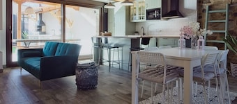 Holiday Home 'Con Encanto' with Private Garden, Balcony and Wi-Fi