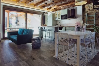 Holiday Home 'Con Encanto' with Private Garden, Balcony and Wi-Fi