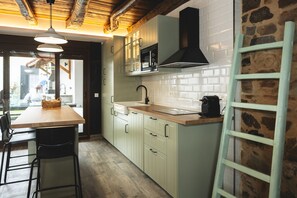 Køleskab, mikrobølgeovn, ovn, kogeplade