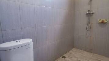 Deluxe Double Room | Bathroom | Shower, towels, soap, shampoo