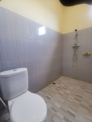 Kamar Double Deluks | Kamar mandi | Shower, handuk, sabun, dan sampo