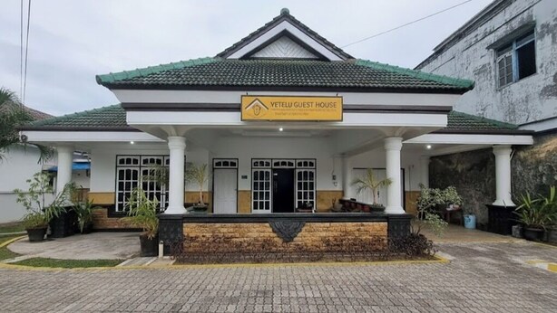 A two-story building with a green roof and a sign reading "YETELU GUEST HOUSE." - OYO 94930 Yetelu Guest House (Bontang)