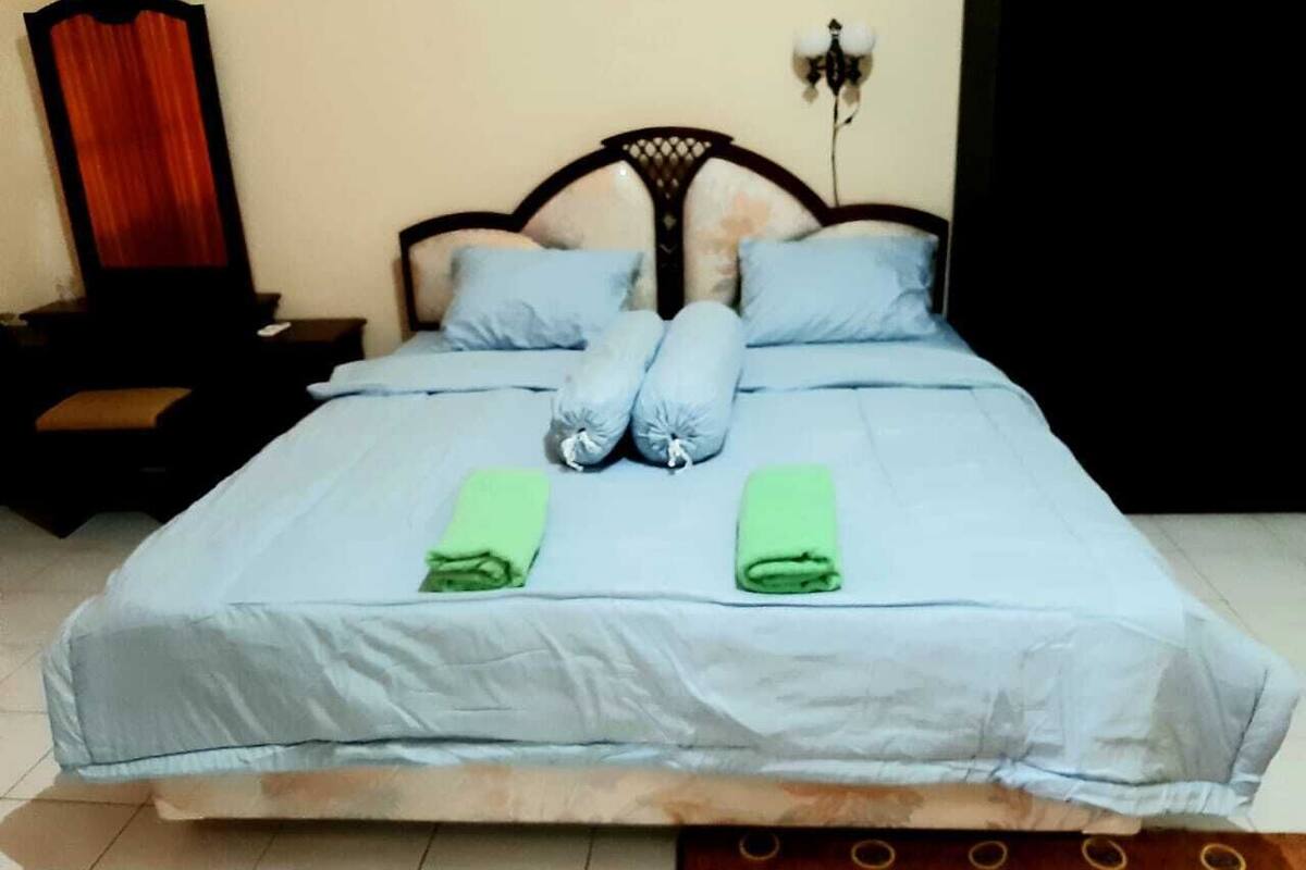 Free WiFi, bed sheets