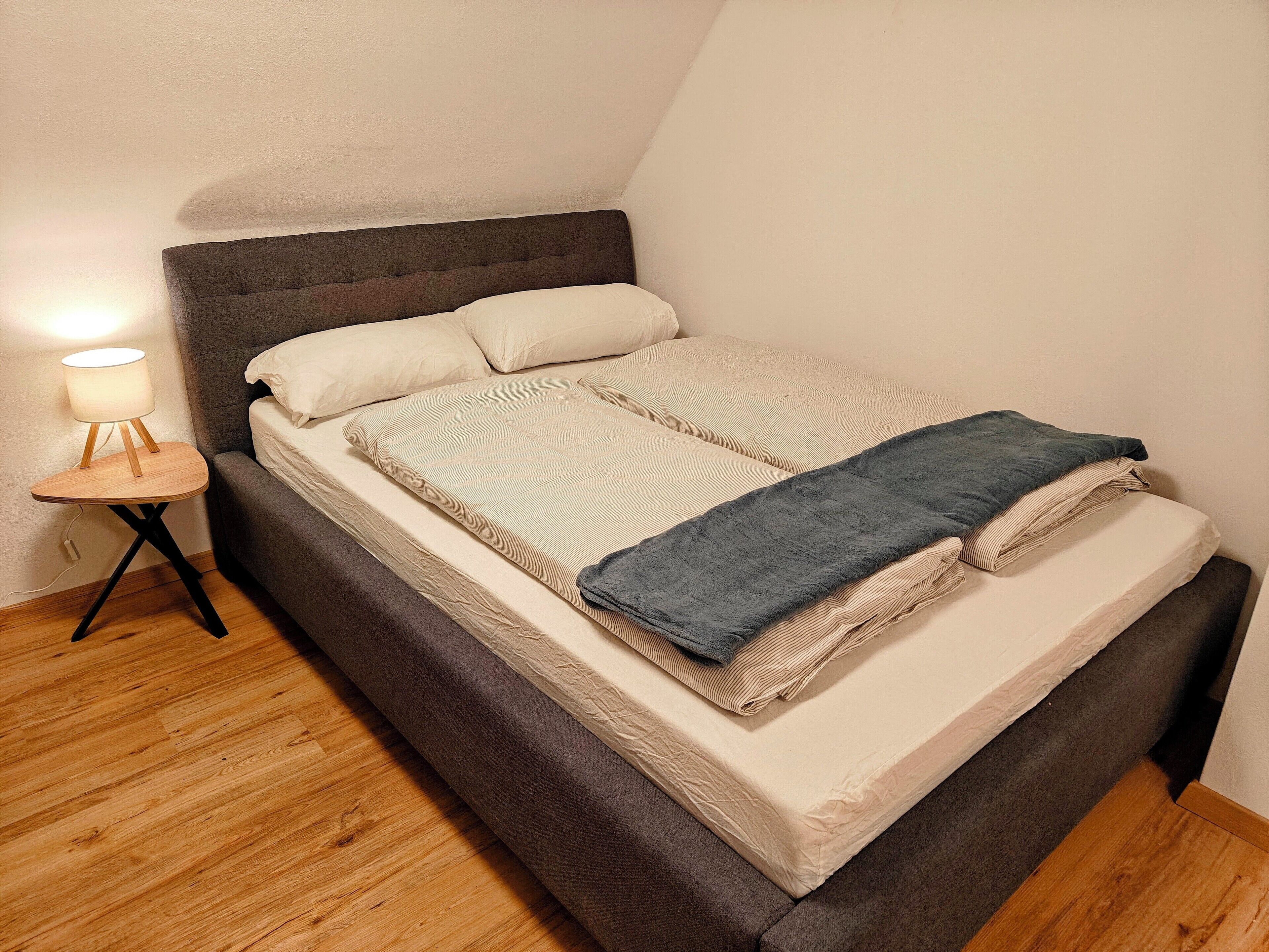 2 habitaciones, tabla de planchar con plancha, wifi y ropa de cama 