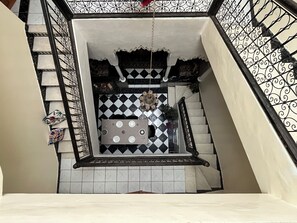 المنشأة من الداخل