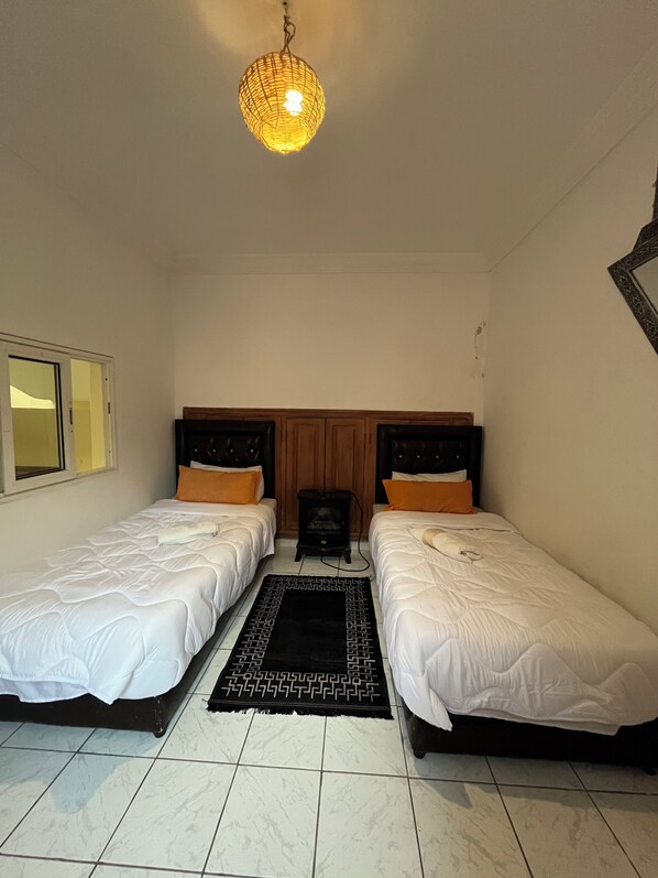 4 عدّة غرف نوم وخزنة داخل الغرفة وواي فاي مجانًا وملاءات أسرّة