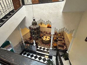 المنشأة من الداخل