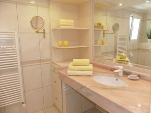 Douche, sèche-cheveux, serviettes fournies