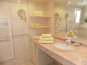 Douche, sèche-cheveux, serviettes fournies