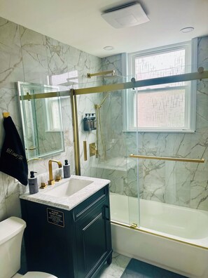 Shower, jetted tub, bidet, towels