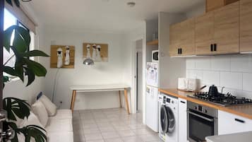 Een microgolfoven, een oven, een kookplaat