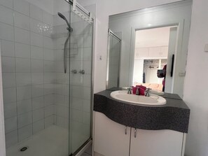 Toalhas de banho, sabonete, papel higiênico 