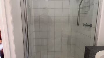 Handdukar, tvål och toalettpapper