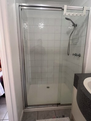 مناشف، صابون، ورق حمّام