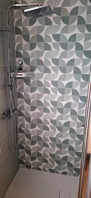 Shower, hair dryer, bidet, towels - St. Paul Hideout - vacation home surrounded by greenery within walking distance of the metro (Roma)