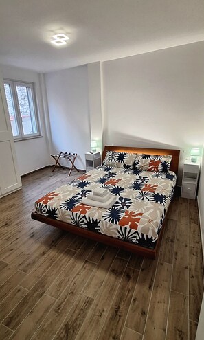 2 bedrooms, iron/ironing board, WiFi, bed sheets - St. Paul Hideout - vacation home surrounded by greenery within walking distance of the metro (Roma)