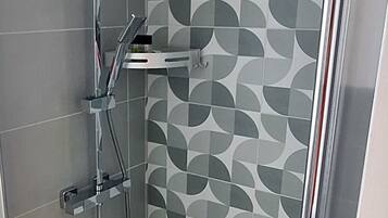 Dusche, Haartrockner, Bidet, Handtücher