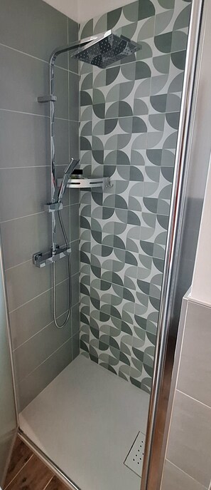 Dusche, Haartrockner, Bidet, Handtücher