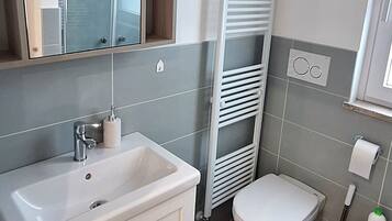 Dusche, Haartrockner, Bidet, Handtücher