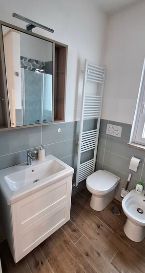 تجهيزات دش، مجففات شعر، مراحيض شطف، مناشف