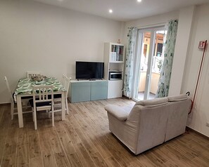 TV - St. Paul Hideout - vacation home surrounded by greenery within walking distance of the metro (Roma)