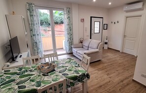 TV - St. Paul Hideout - vacation home surrounded by greenery within walking distance of the metro (Roma)