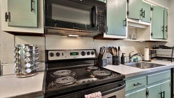 雪櫃、微波爐、焗爐、爐具