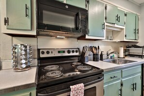 雪櫃、微波爐、焗爐、爐具