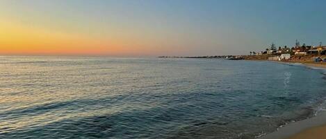 Ubicación cercana a la playa y tumbonas