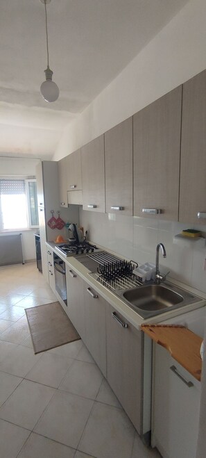 Réfrigérateur, four, plaque de cuisson, cafetière/bouilloire