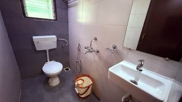 Habitación doble Deluxe | Baño | Regadera, toallas, jabón, shampoo