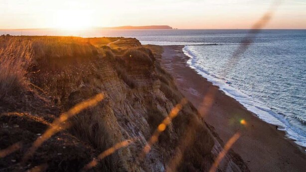 Un paysage côtier avec des falaises et une plage.