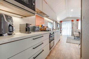 ثلاجة، ميكروويف، فرن، موقد طهي مسطح